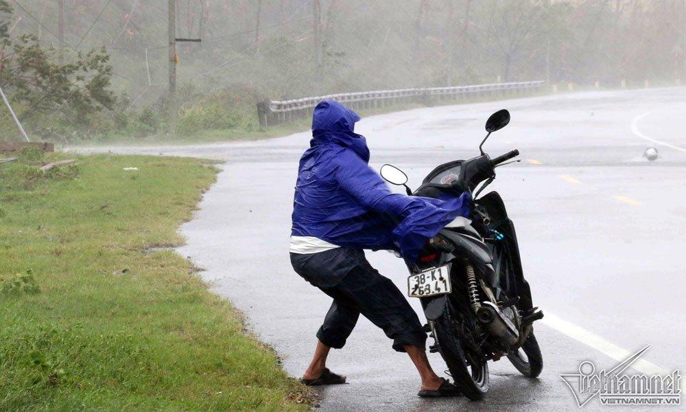10 tiếng giáp mặt mắt ‘siêu bão’ tại Vũng Áng-2