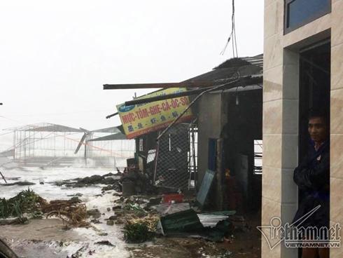 Cột điện ngã như rạ, Hà Tĩnh mất điện khắp nơi-3