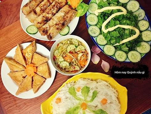 Trầm trồ với những mâm cơm 1 người đến cọng rau cũng chỉn chu của 9x độc thân xinh xắn