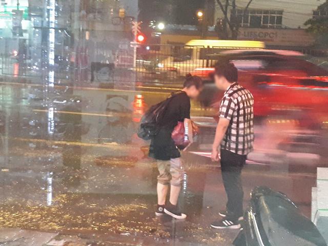 Bất chấp mưa bão, chàng trai vẫn nằm lăn ra đường giả vờ ngất để ăn vạ người yêu-2