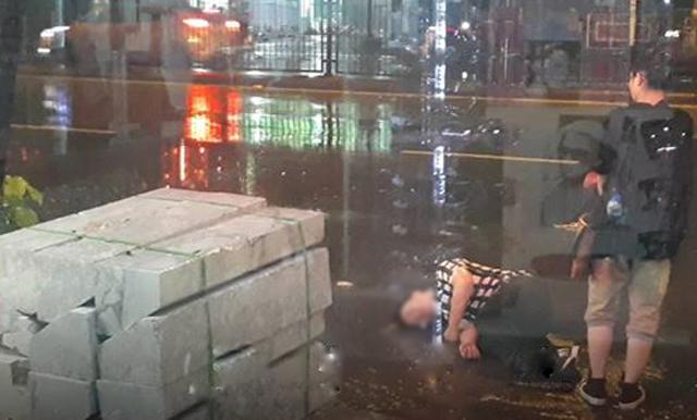 Bất chấp mưa bão, chàng trai vẫn nằm lăn ra đường giả vờ ngất để ăn vạ người yêu-3