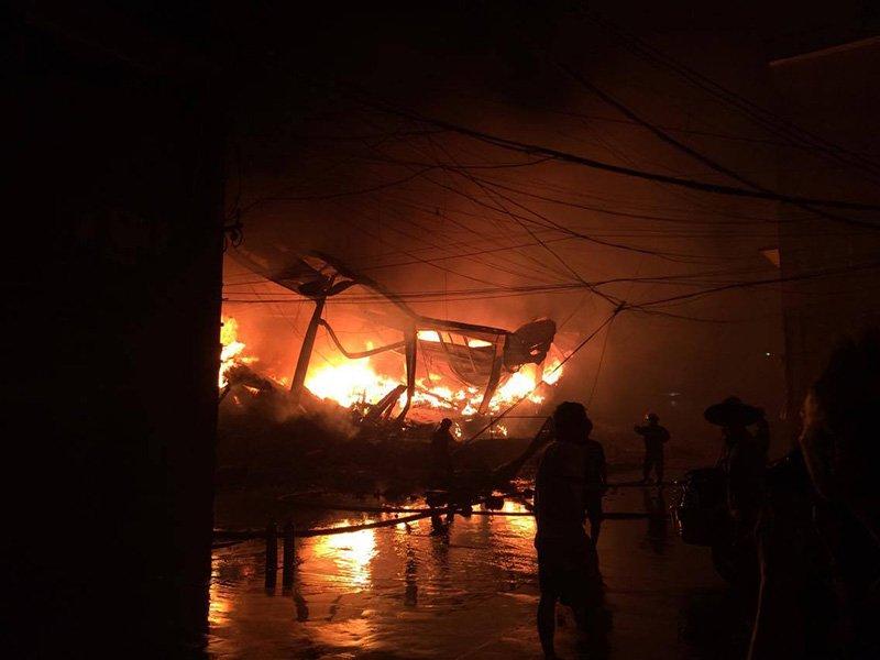 Siêu thị cháy rực trong đêm mưa trên phố Hà Nội-2