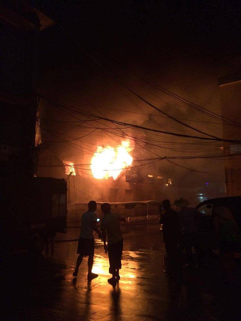 Siêu thị cháy rực trong đêm mưa trên phố Hà Nội-3