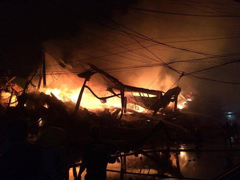 Siêu thị cháy rực trong đêm mưa trên phố Hà Nội-4