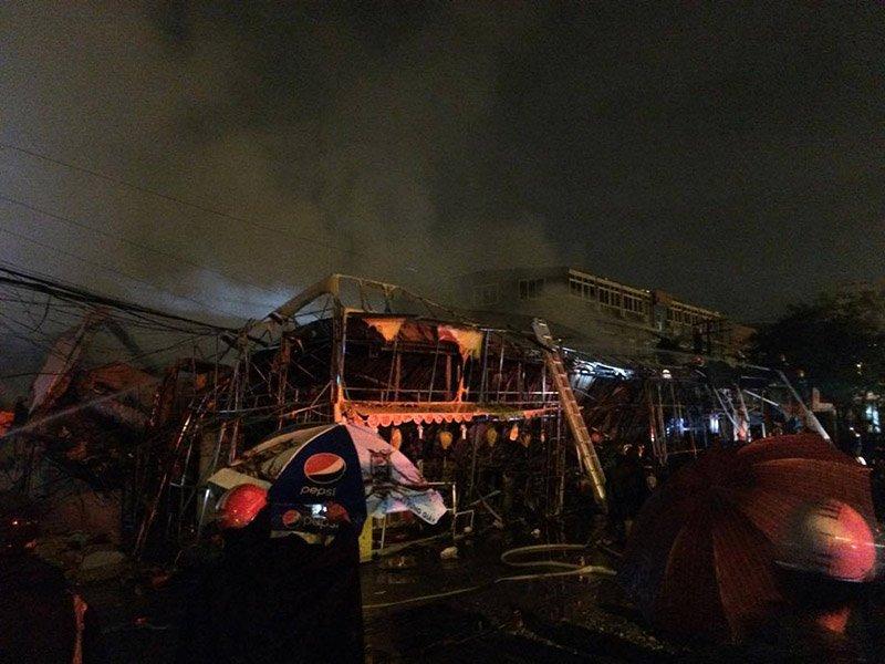 Siêu thị cháy rực trong đêm mưa trên phố Hà Nội-5