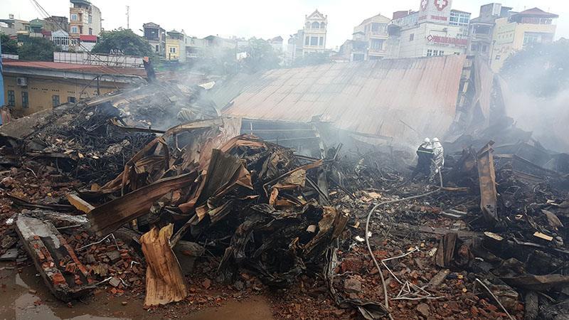 Siêu thị cháy rực trong đêm mưa trên phố Hà Nội-6