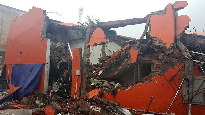 Siêu thị cháy rực trong đêm mưa trên phố Hà Nội-7