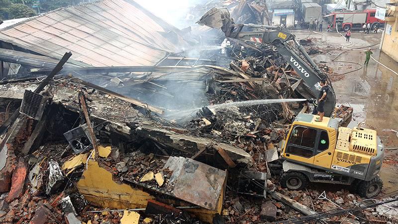 Siêu thị cháy rực trong đêm mưa trên phố Hà Nội-9