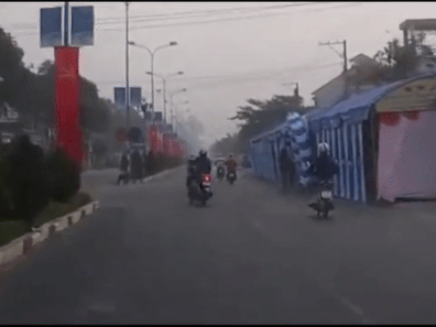 Xe khách đấu đầu biến dạng, 6 người chết-8