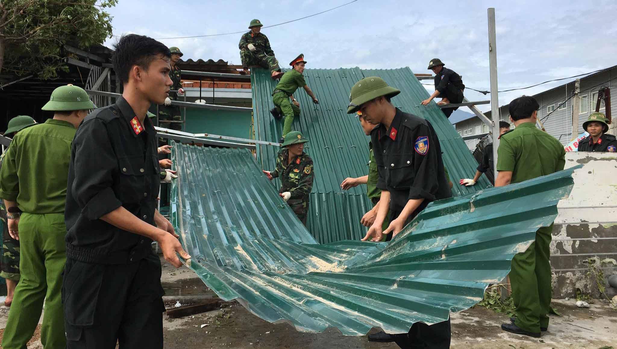 Cột điện ngã như rạ, Hà Tĩnh mất điện khắp nơi-1