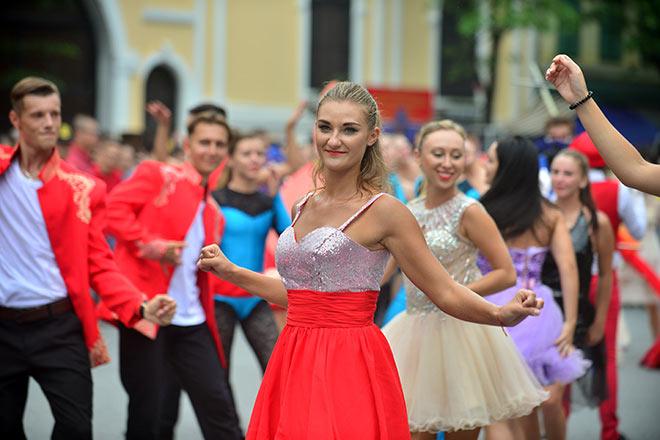Ngày 16/9, tại phố đi bộ Hồ Gươm (Hà Nội) lần đầu tiên diễn ra show Carnival Châu Âu với những màn biểu diễn nghệ thuật đường phố sôi động, khiến hàng ngàn người thích thú.