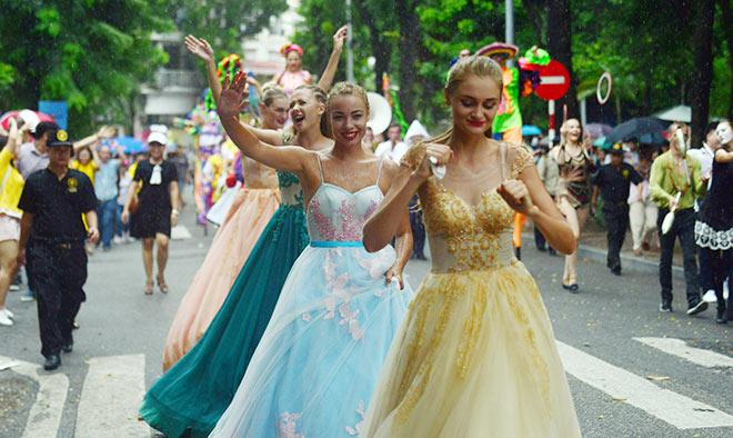 Rất đông người dân và du khách đã cùng tham dự lễ hội Carnival độc đáo lần đầu tiên được tổ chức tại phố đi bộ Hồ Gươm.