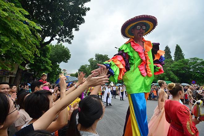 Trong những bộ trang phục lộng lẫy, rực rỡ và ấn tượng, họ khuấy động phố đi bộ bằng những màn biểu diễn nghệ thuật độc đáo.