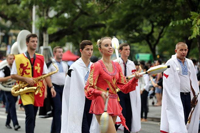 Khán giả được hòa nghịp và tận hưởng nhiều màn biểu diễn múa lửa, lắc vòng, tung hứng, nhào lộn độc đáo… mà đoàn nghệ sỹ châu Âu dành riêng cho người dân và du khách Thủ đô.