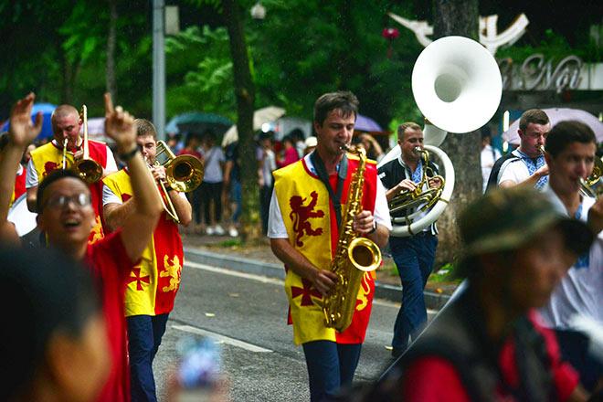 Âm nhạc và sự máu lửa của các vũ công đã tạo ra sự độc đáo cho lễ hội Carnival đường phố đặc sắc nhất từ trước tới nay tại phố đi bộ.