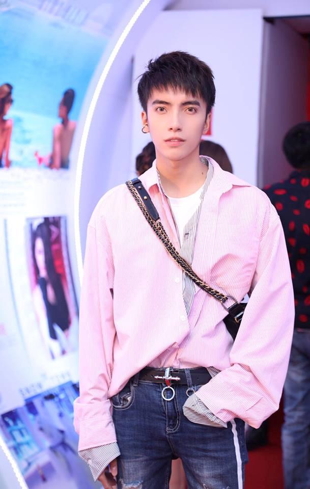 Hoàng Ku, Kelbin Lei đam mê túi xách đeo chéo-5