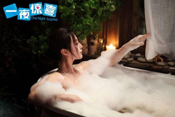 Những cảnh tắm thiêu đốt màn ảnh của mỹ nhân Hoa ngữ-1