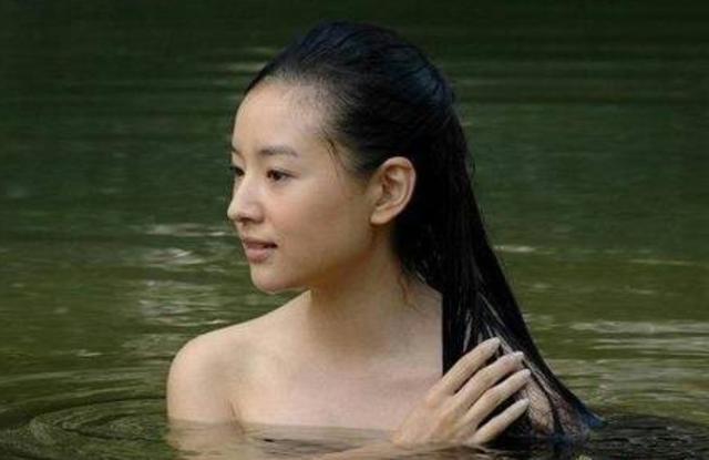 Những cảnh tắm thiêu đốt màn ảnh của mỹ nhân Hoa ngữ-12