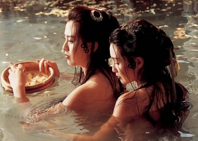 Những cảnh tắm thiêu đốt màn ảnh của mỹ nhân Hoa ngữ-14