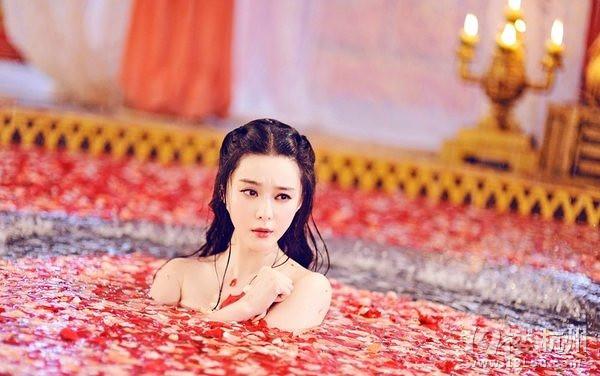 Những cảnh tắm thiêu đốt màn ảnh của mỹ nhân Hoa ngữ-2