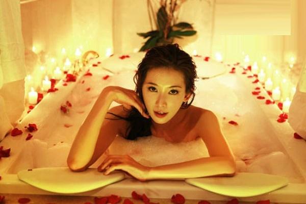 Những cảnh tắm thiêu đốt màn ảnh của mỹ nhân Hoa ngữ-8