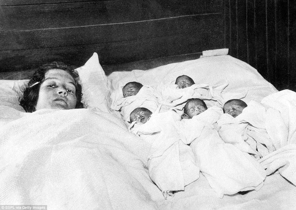 Cuộc đời đầy biến cố của 5 bé gái xinh xắn trong ca sinh 5 đầu tiên trên thế giới-1