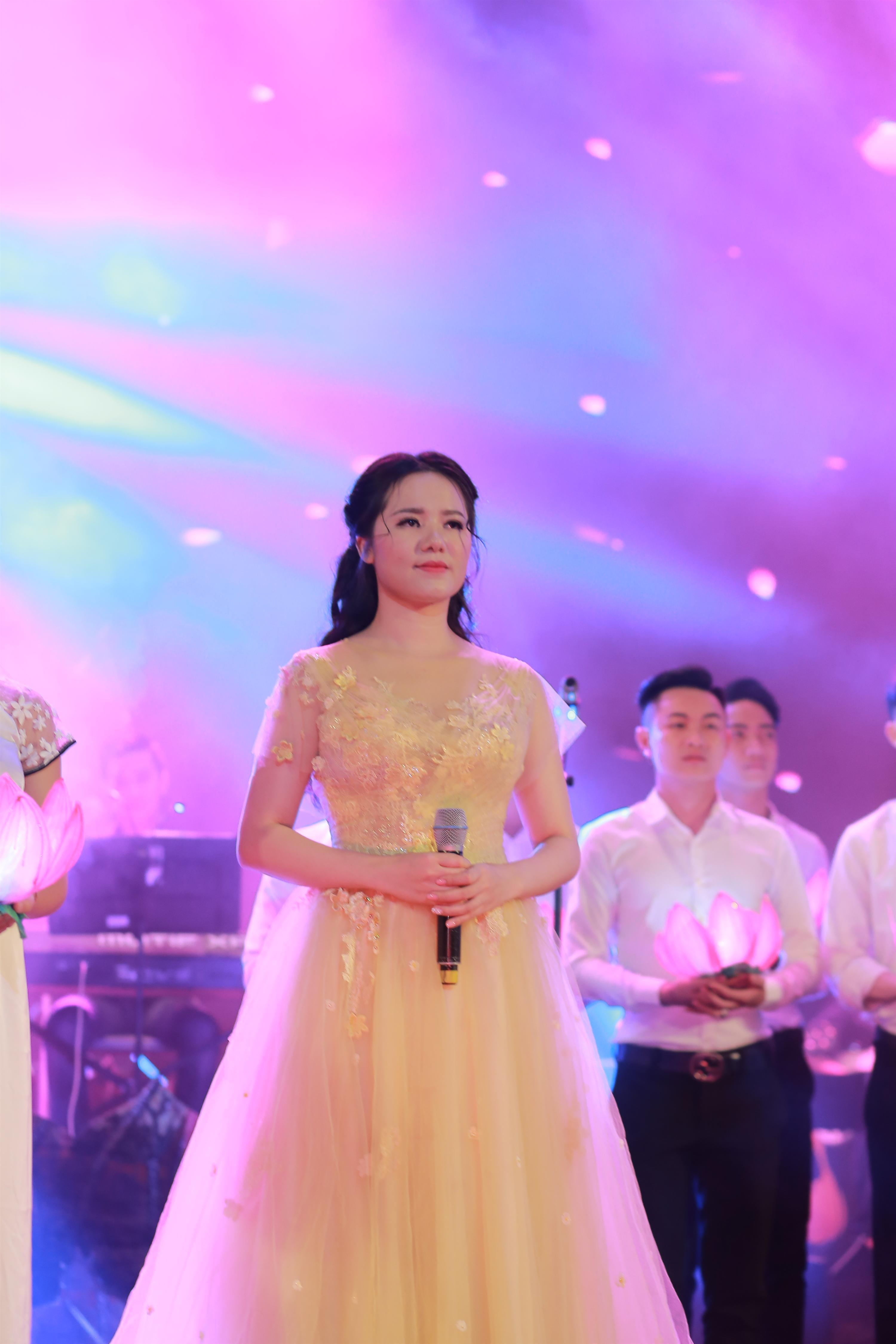 Hoa khôi Sao Mai Thùy Dung khiến khán giả rơi lệ ngày trở lại-1