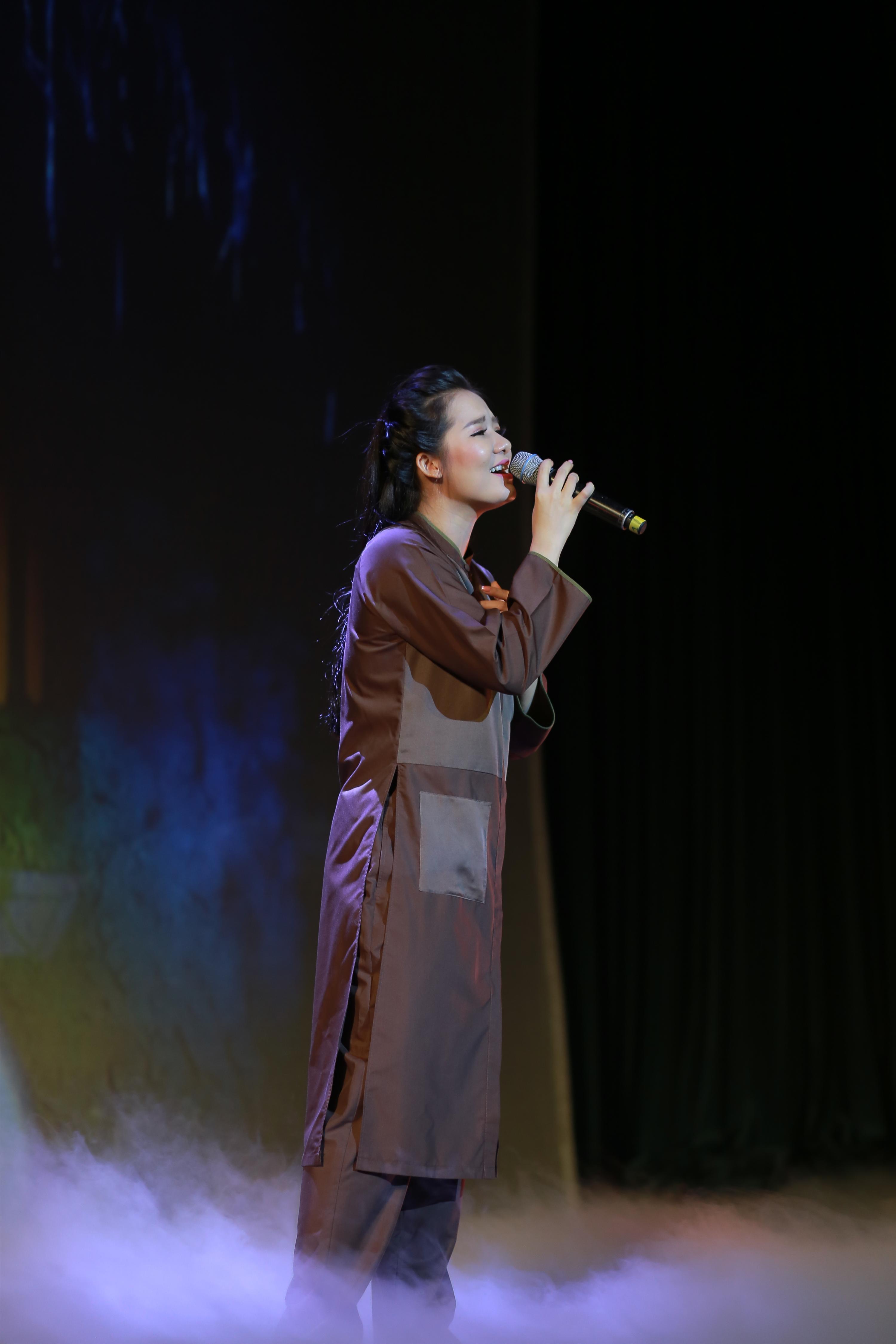 Hoa khôi Sao Mai Thùy Dung khiến khán giả rơi lệ ngày trở lại-4