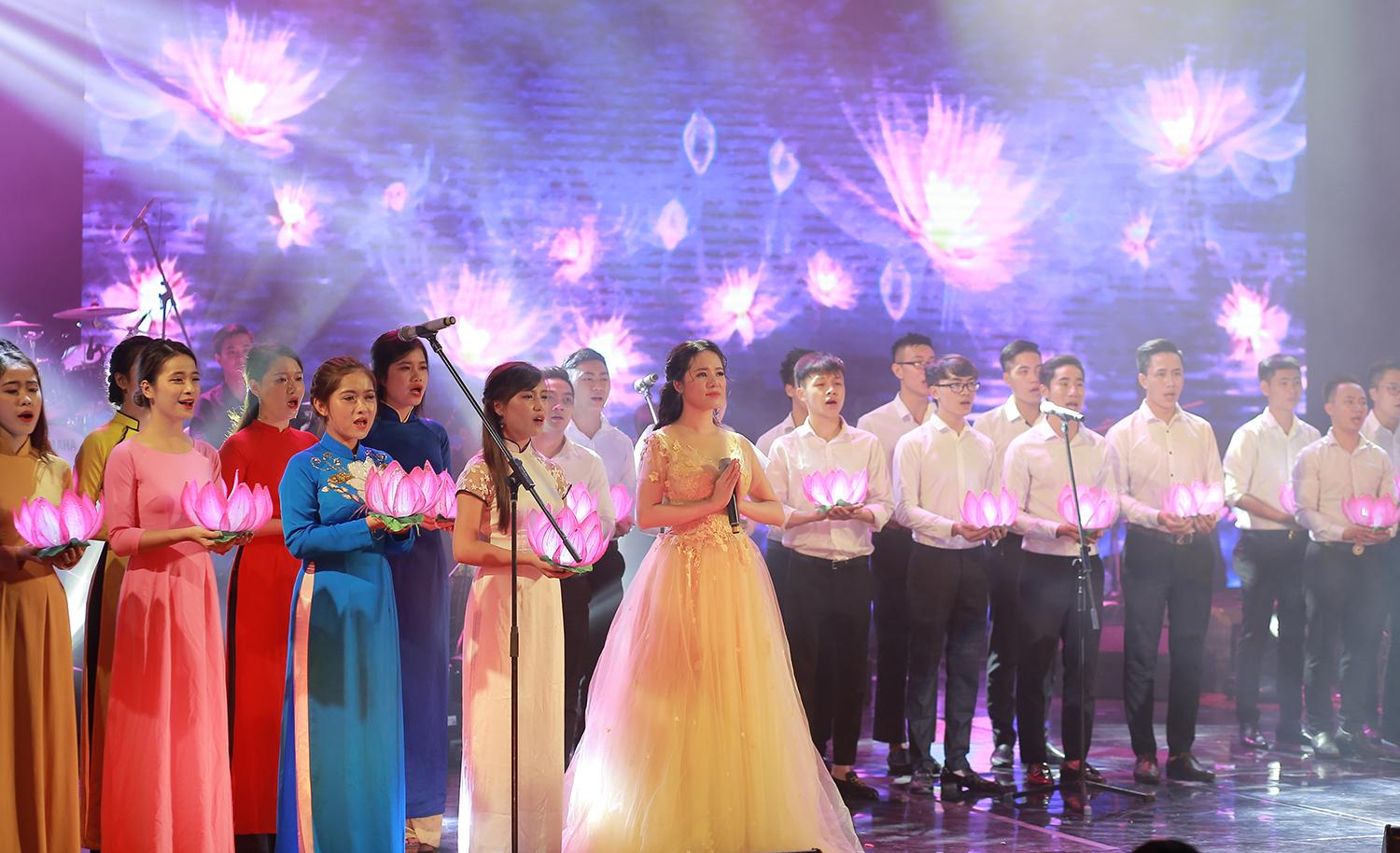 Hoa khôi Sao Mai Thùy Dung khiến khán giả rơi lệ ngày trở lại-6