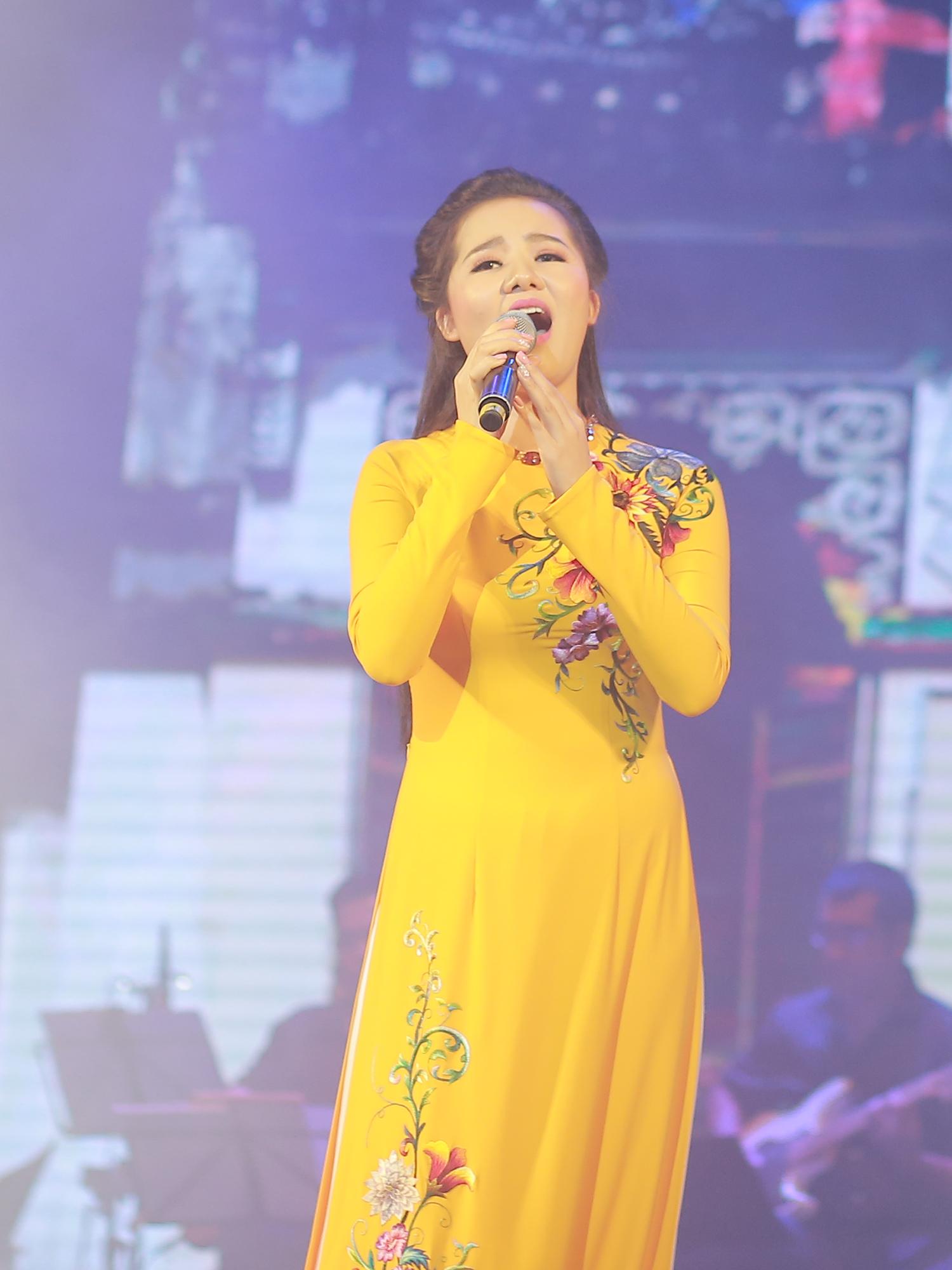 Hoa khôi Sao Mai Thùy Dung khiến khán giả rơi lệ ngày trở lại-5