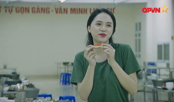 Đi bộ đội, Mai Ngô mặc kệ đồng đội tập trung ăn sáng để nhất quyết kẻ cho xong chân mày-1