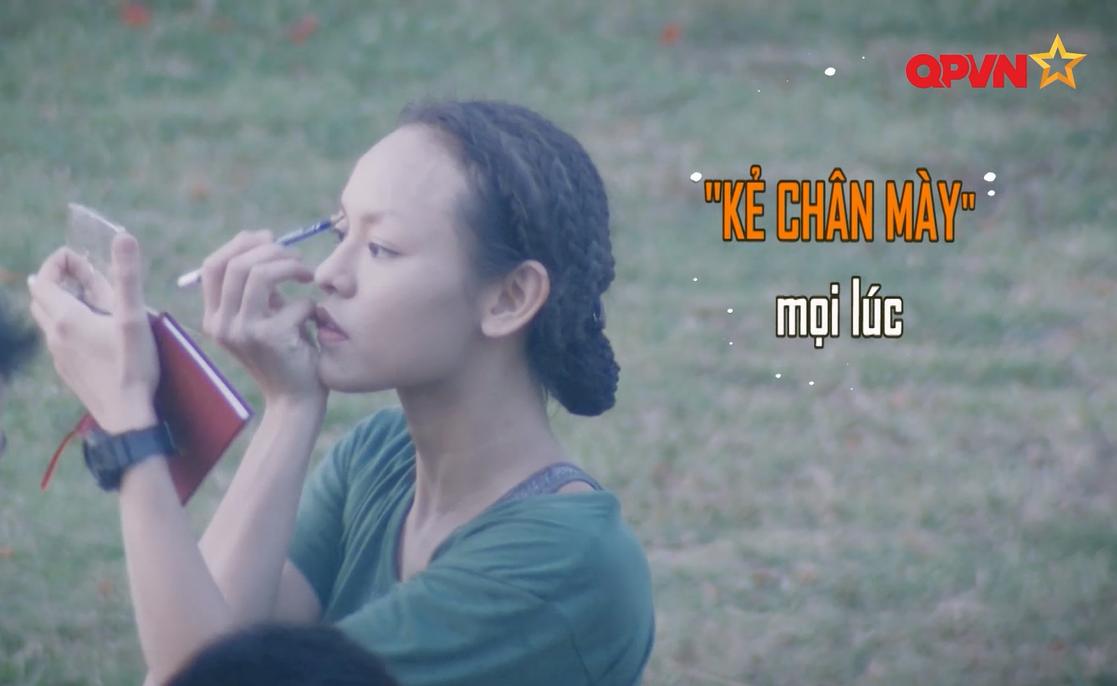 Đi bộ đội, Mai Ngô mặc kệ đồng đội tập trung ăn sáng để nhất quyết kẻ cho xong chân mày-4