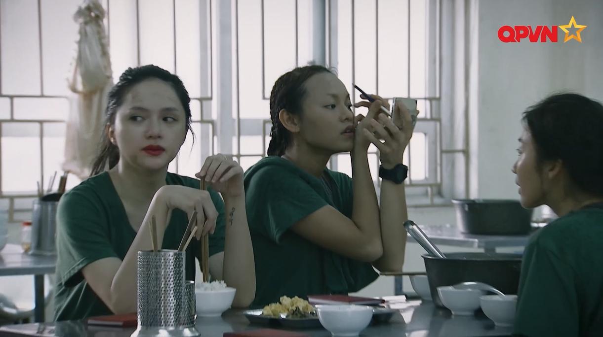 Đi bộ đội, Mai Ngô mặc kệ đồng đội tập trung ăn sáng để nhất quyết kẻ cho xong chân mày-5