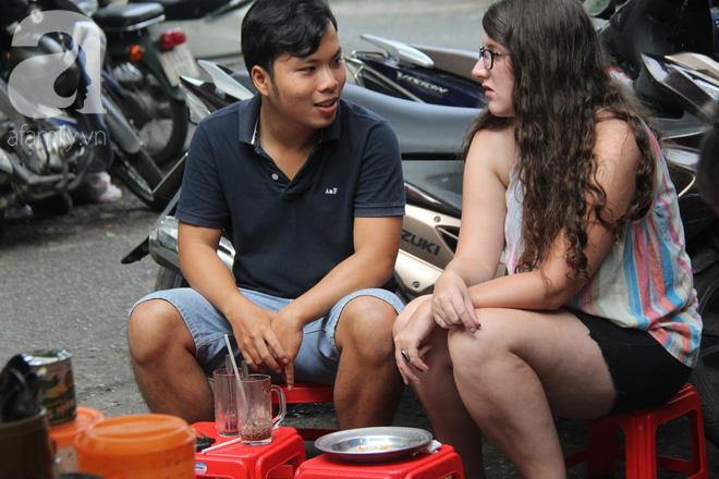 Chuyện kể từ đôi bàn tay kỳ dị của dì Tám bán ca cao bánh mì làm người Sài Gòn thương nhớ-11