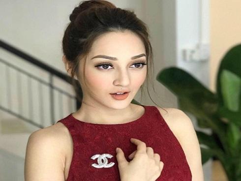 Có giá hơn 49 triệu nhưng chiếc áo mặc như không mặc này đang cháy hàng-5