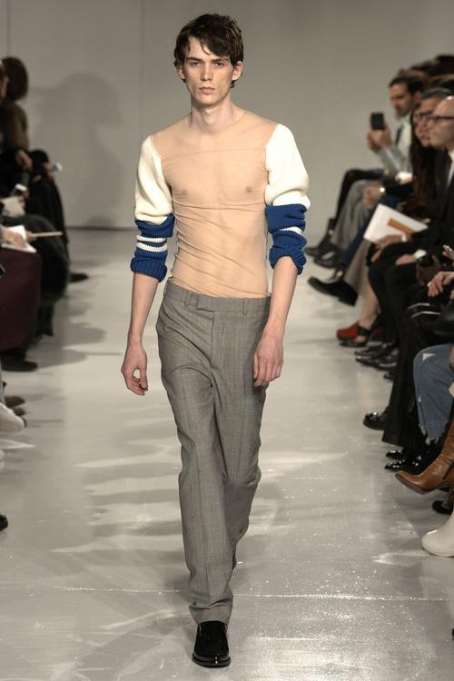 Có giá hơn 49 triệu nhưng chiếc áo mặc như không mặc này đang cháy hàng-2