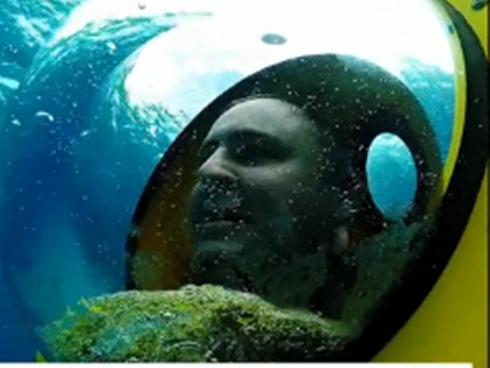 Thích thú trò chơi 'lái xe' ngắm cảnh dưới...đáy đại dương