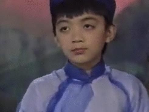 Clip: Soobin Hoàng Sơn từ thời 'má còn phính sữa' đã biểu diễn đàn bầu vô cùng chuyên nghiệp