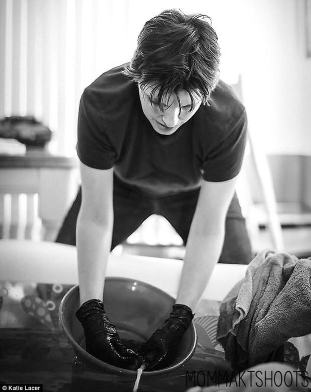 Ảnh nữ y tá giúp bà mẹ mới sinh trong toilet gây xúc động mạnh-3