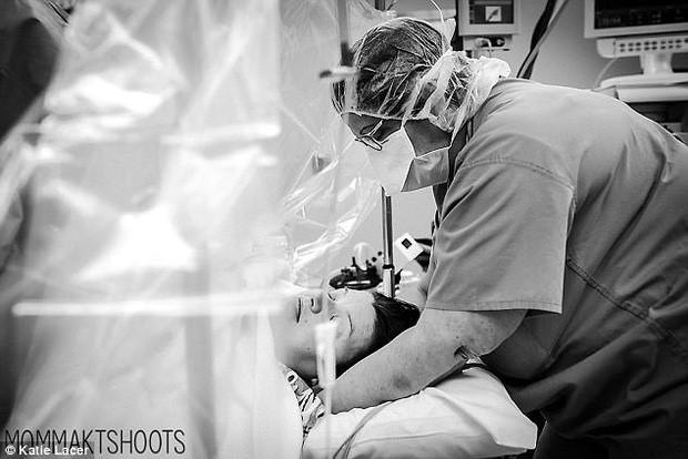 Ảnh nữ y tá giúp bà mẹ mới sinh trong toilet gây xúc động mạnh-4