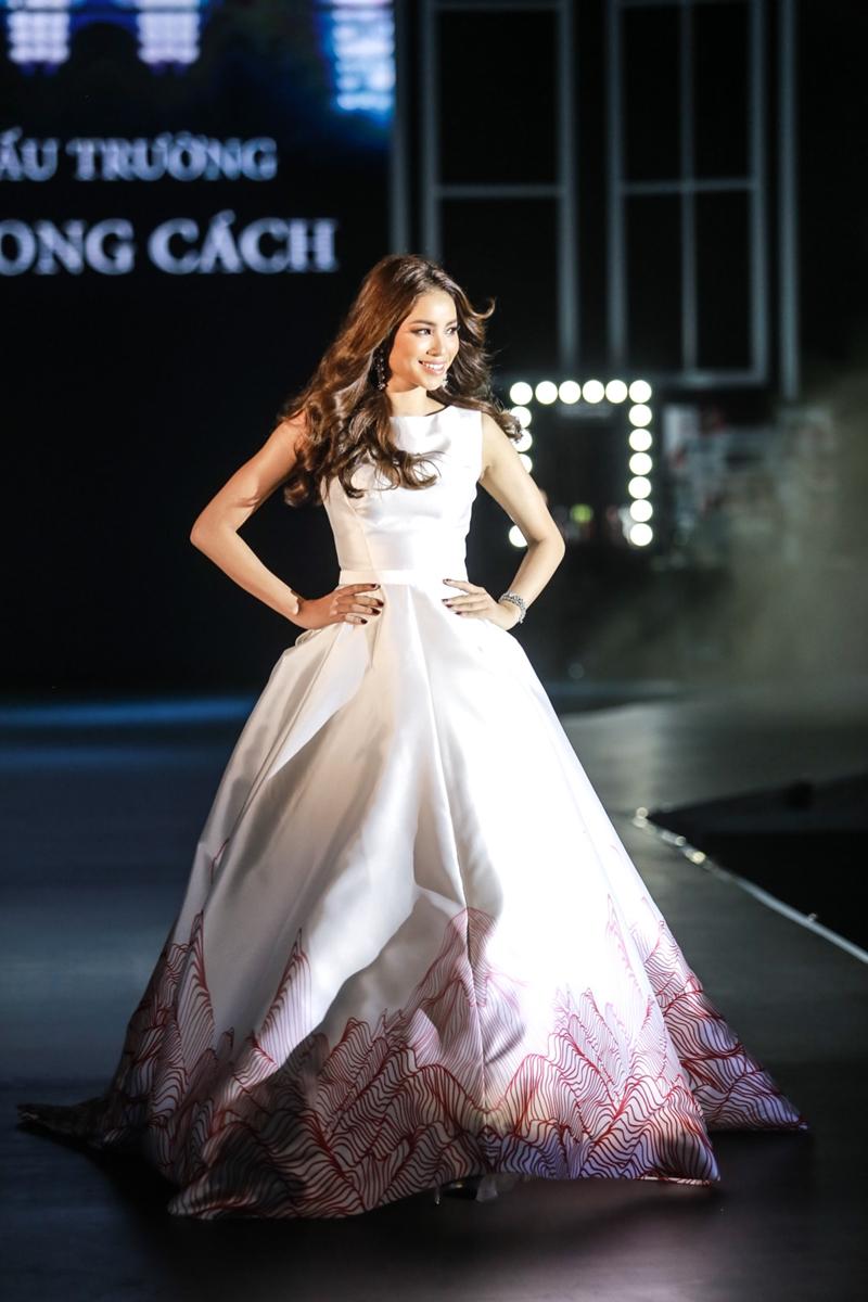 Gầy trơ xương, Cao Ngân không hề lép vế khi trở lại catwalk sau 1 tuần giông bão-7