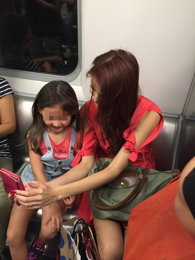 Sau khi đăng quang, Hoa hậu xấu nhất Hong Kong vẫn chăm chỉ đi tàu điện-2