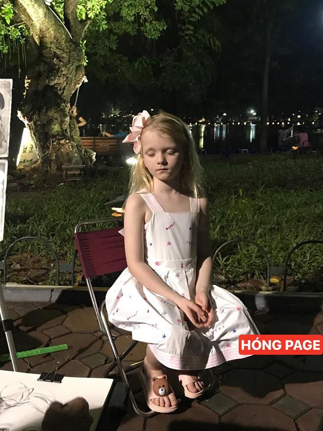 Em bé Tây ngủ gật khi được vẽ tranh ở phố đi bộ xinh như tiểu tiên nữ-2