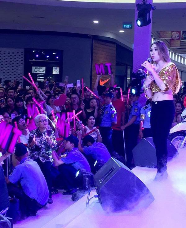 Lần thứ n, Mỹ Tâm khiến fan nức nở về hành động yêu trẻ em, kính người già-1