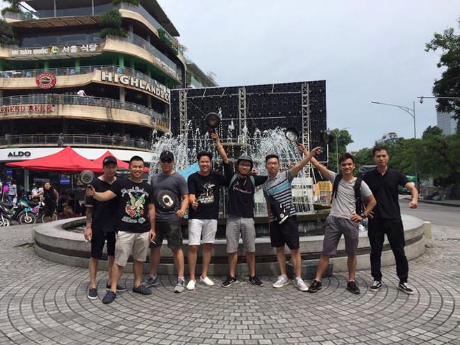 Tranh cãi việc hàng trăm bạn trẻ cầm chảo ở phố đi bộ Nguyễn Huệ-2