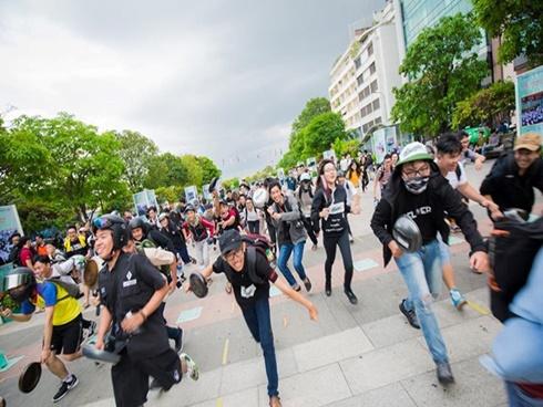 Cầm chảo chạy, tuyển người yêu ở phố đi bộ: Nhảm nhí hay sáng tạo?-13