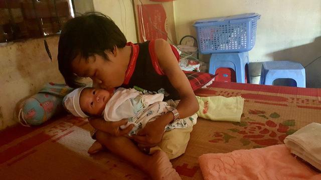 Hạnh phúc đặc biệt của người đàn ông tí hon lấy được vợ cao và nặng gấp đôi mình-1