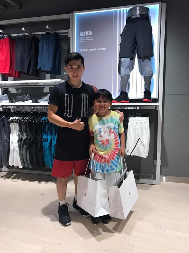 Cậu bé Sài Gòn gây tranh cãi khi có bộ sưu tập giày giá trị ở tuổi 12-4