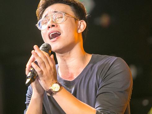 Đông Hùng: Lúc tôi thi Vietnam Idol, hơn phân nửa khán giả bên dưới đều là chủ nợ