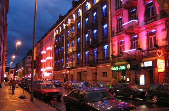 Bi hài chuyện khách Việt khám phá phố đèn đỏ khi du lịch nước ngoài-2